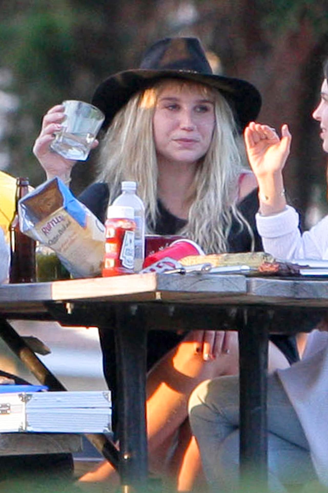 Lo que nadie les informó es que está prohibido beber en dicha área pública.