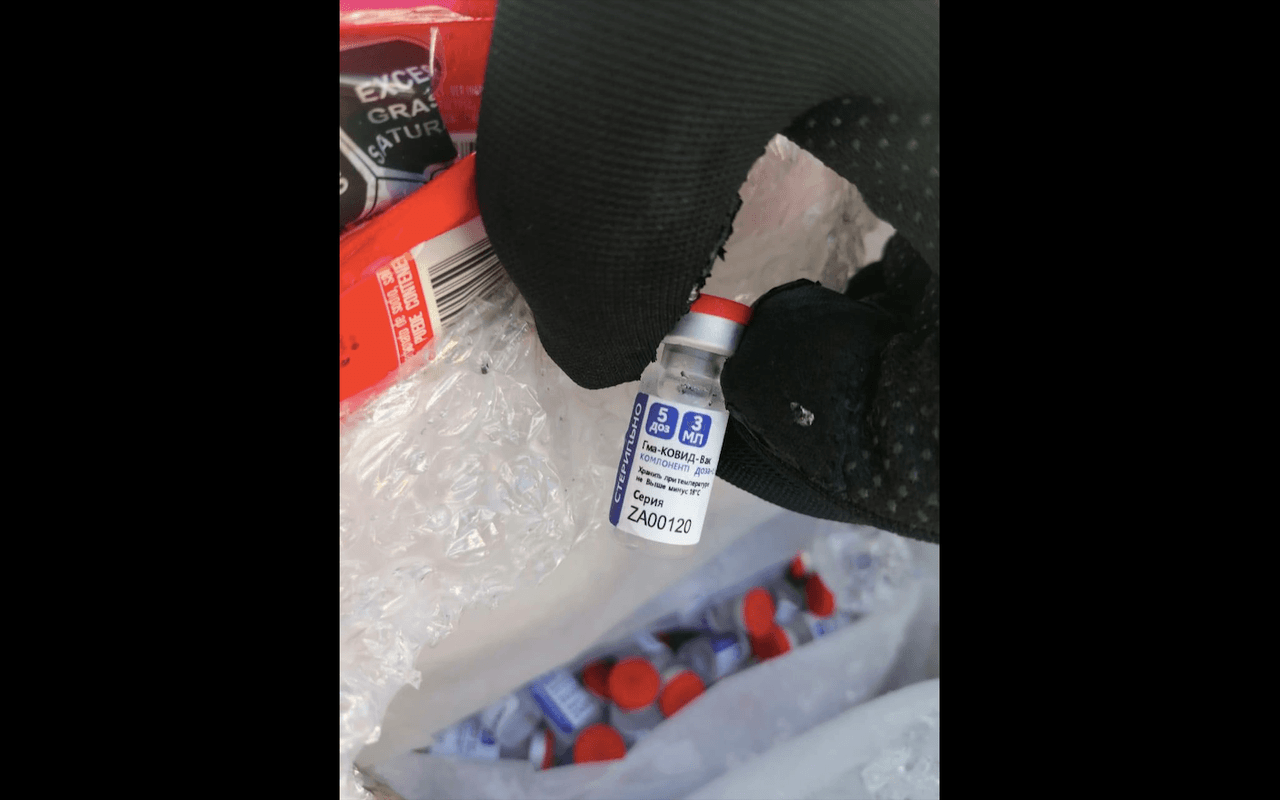 Las supuestas vacunas tenían caracteres rusos, aunque la agencia que produce las vacunas Sputnik V anunció que el etiquetado era diferente al original.