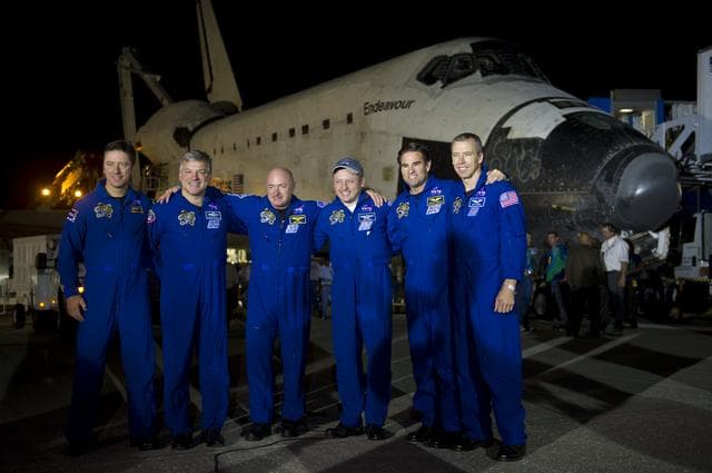El candidato demócrata y ex astronauta, Mark Kelly, junto a sus compañeros de misión espacial.