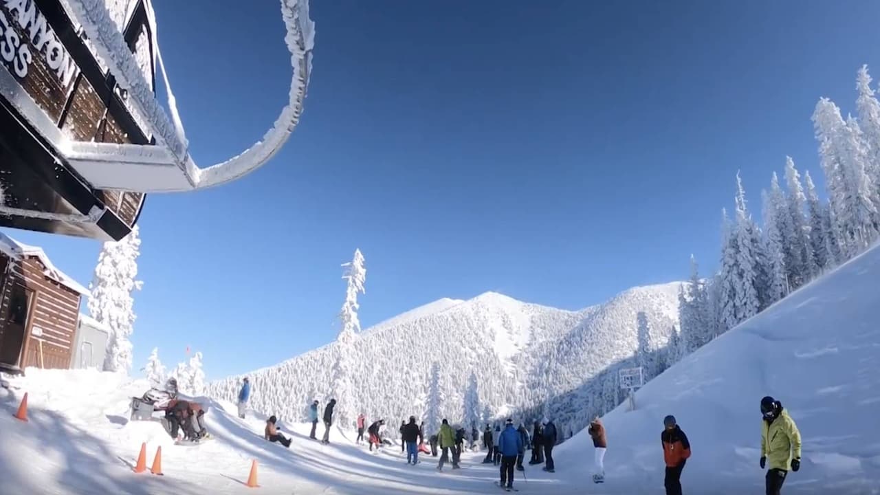 ¿Te gusta la nieve? ¡Entonces prepararte para ir a disfrutar de la nieve en Flagstaff! Arizona Snowbowl recibió más de cuatro pies de nieve tras la tormenta invernal.
<br>