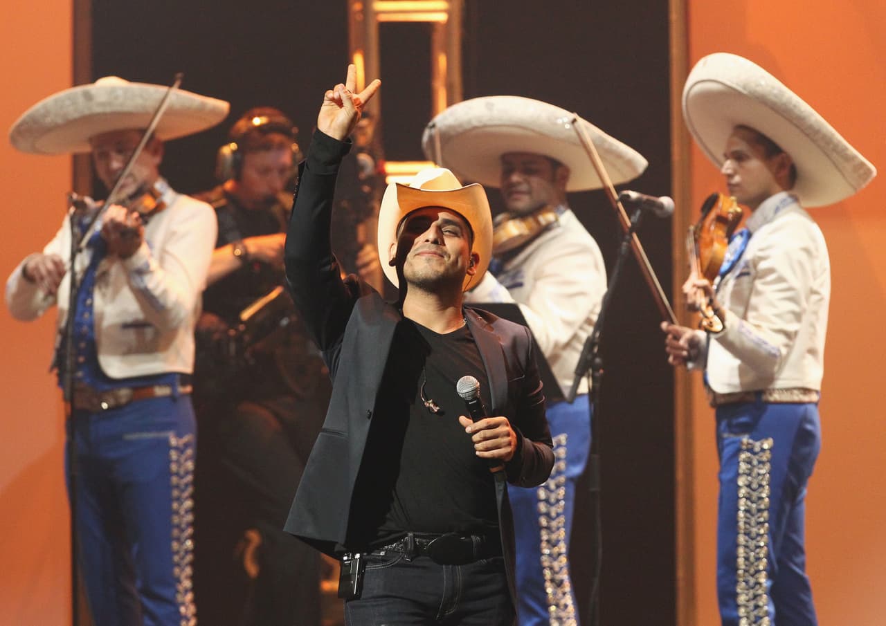 Satisfecho tras interpretar 'Perdí la pose', Espinoza Paz expresó sus mejores deseos a los más de 3,400 asistentes.