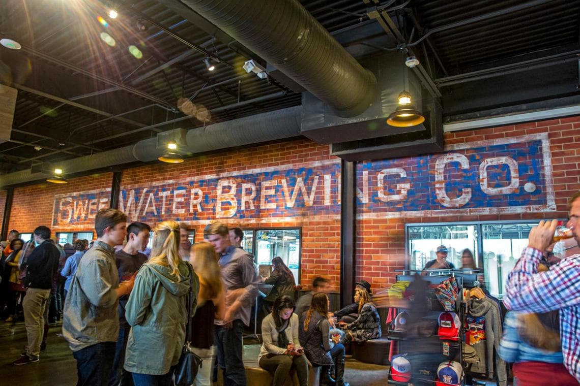 <b>VISITA UNA DESTILERÍA</b>. Georgia tiene una escena próspera para las bebidas artesanales, ya que cada año se abren nuevas cervecerías y destilerías en todos los rincones del estado. No importa a dónde vayas, planea tener un conductor designado.