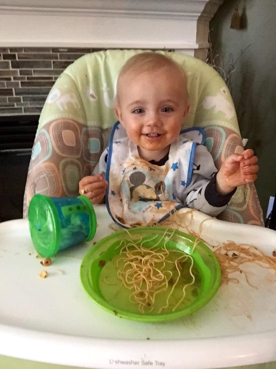 La hora de la comida suele ser un caos y para muestra lo mucho que Baby William disfruta del spaguetti.
