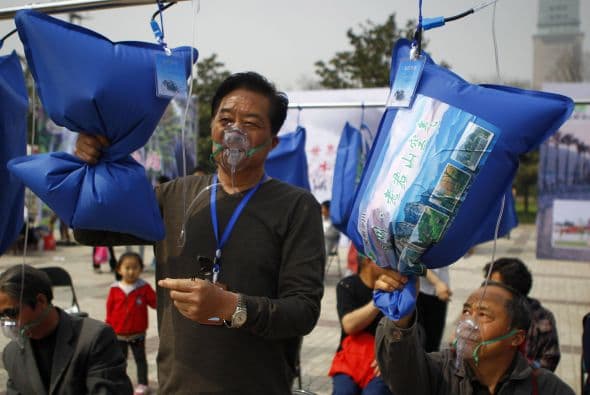 La gente de la localidad se apresuraba a recibir una dosis de aire de la montaña.