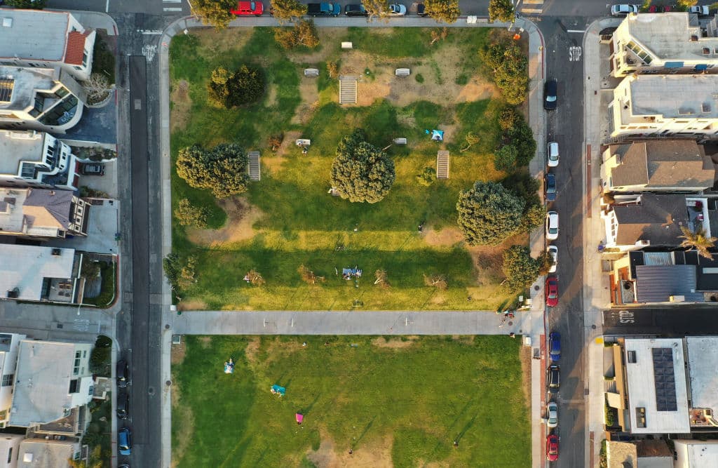 La legislación le permitirá al condado de Los Ángeles devolver la propiedad frente a la playa a sus descendientes, como parte del programa estatal para “reparar las injusticias históricas y promover la equidad”, según el 
<a href="https://www.gov.ca.gov/2021/09/30/moving-to-right-historical-wrong-governor-newsom-signs-legislation-to-return-bruces-beach-to-black-descendants/" target="_blank">comunicado de la gobernación de California</a>.