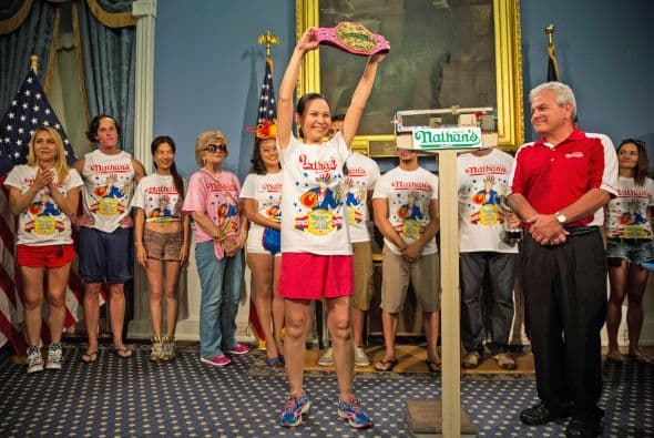 Pero el concurso oficial es donde participó Chestnut y por ello, pese a que el hombre apodado el 'Tsunami' logró batir el récord, éste no fue reconocido oficialmente. Cocina con sabor para tu familia y prepara un Delicioso platillo en casa. Busca más recetas deliciosas aquí.