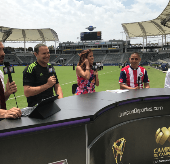 Alan Tacher acompañó al equipo de Univision Deportes a la narración del encuentro de la Supercopa MX 2017 entre el América y el Querétaro.