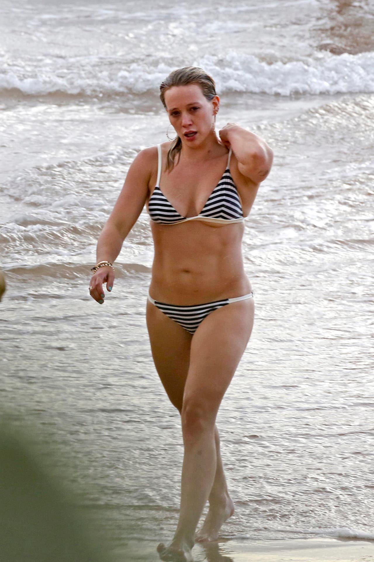 Ahora la vimos con un traje de baño a rayas.