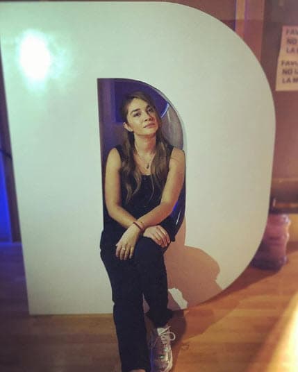 Daniela asegura que sufría mucho cuando tenía que subir al escenario a cantar: "Arriba del escenario todo era jolgorio y dicha y me divertía, pero antes de subir al escenario era cuando sufría, se me dormía el brazo quería vomitar, o sea, lo sufría. Siempre me dan nervios, pero tengo un nervio que es controlable, que es la emoción que siento cuando me subo a actuar”.
<br>