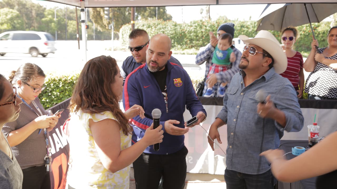 'El Bueno, La Mala y El Feo' entregando boletos en la ciudad de Carson.