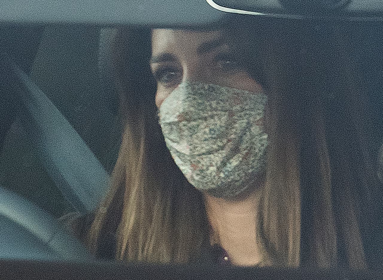 <b><a href="https://www.univision.com/famosos/kate-middleton-hizo-llorar-a-meghan-markle-por-vestidos-ninas-de-las-flores-en-su-boda">Kate Middleton, de quien también se habló en la entrevista</a></b>, fue vista en Londres manejando y sin ofrecer ningún tipo de reacción a las expresiones de su cuñada.