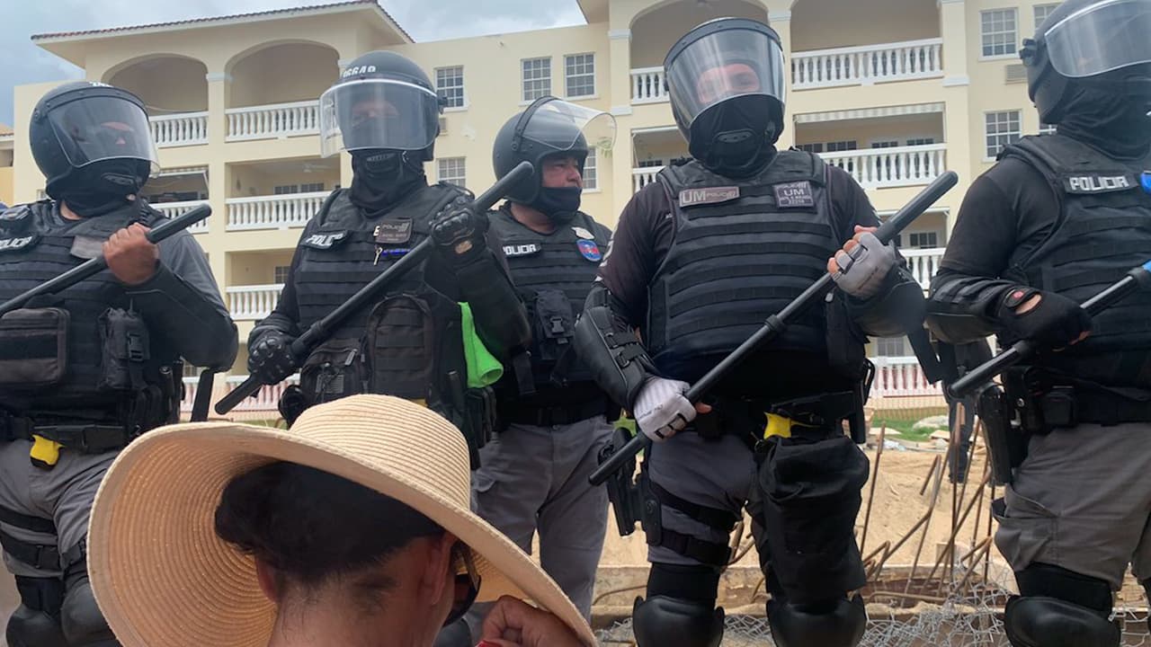 Policías jalan por el pelo a una manifestante durante protesta en Rincón