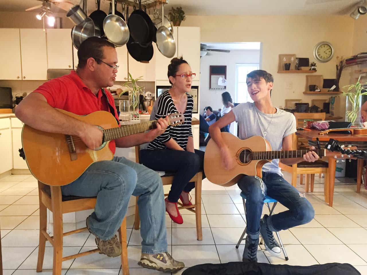 Sebastián Rivera ya no está en La Banda, pero eso no quiere decir que nos hayamos olvidado de él. Nos colamos en su casa y nos mostró su pasión por los instrumentos de cuerda.