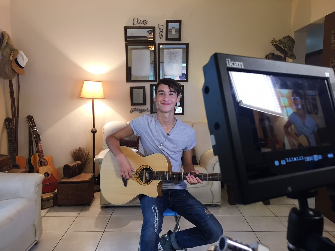 Sebastián Rivera ya no está en La Banda, pero eso no quiere decir que nos hayamos olvidado de él. Nos colamos en su casa y nos mostró su pasión por los instrumentos de cuerda.