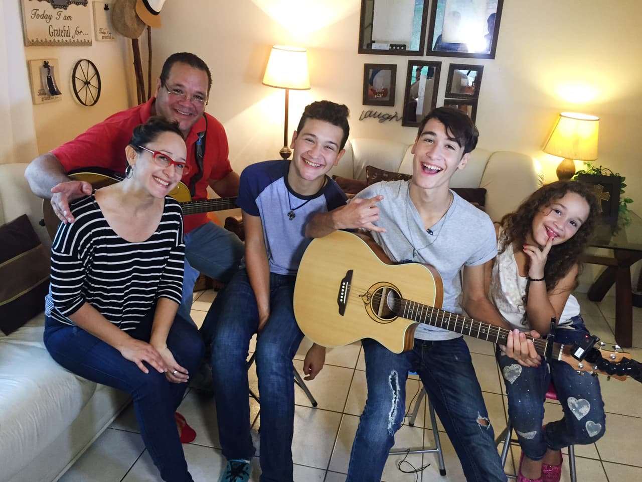 Sebastián Rivera ya no está en La Banda, pero eso no quiere decir que nos hayamos olvidado de él. Nos colamos en su casa y nos mostró su pasión por los instrumentos de cuerda.