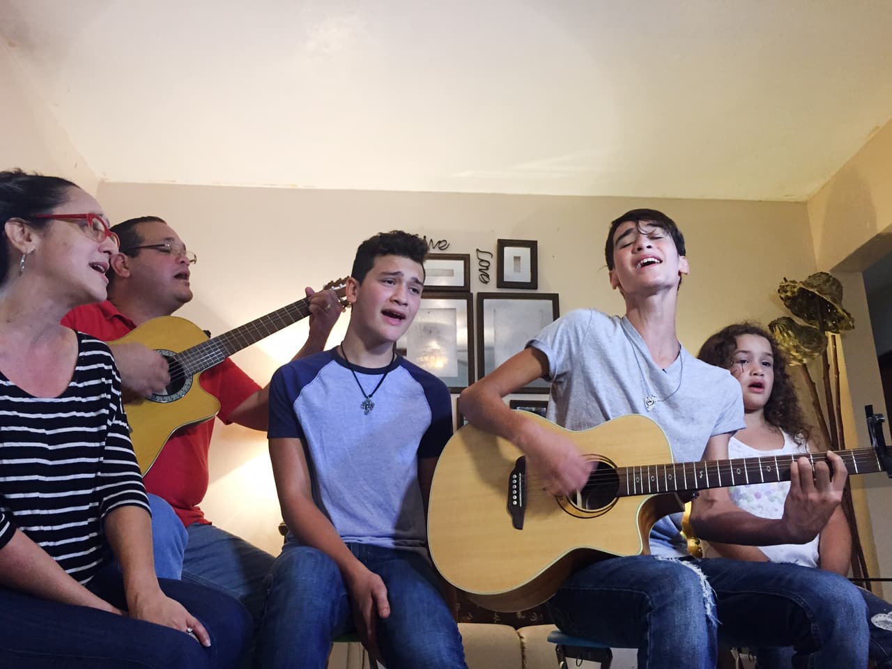 Sebastián Rivera ya no está en La Banda, pero eso no quiere decir que nos hayamos olvidado de él. Nos colamos en su casa y nos mostró su pasión por los instrumentos de cuerda.