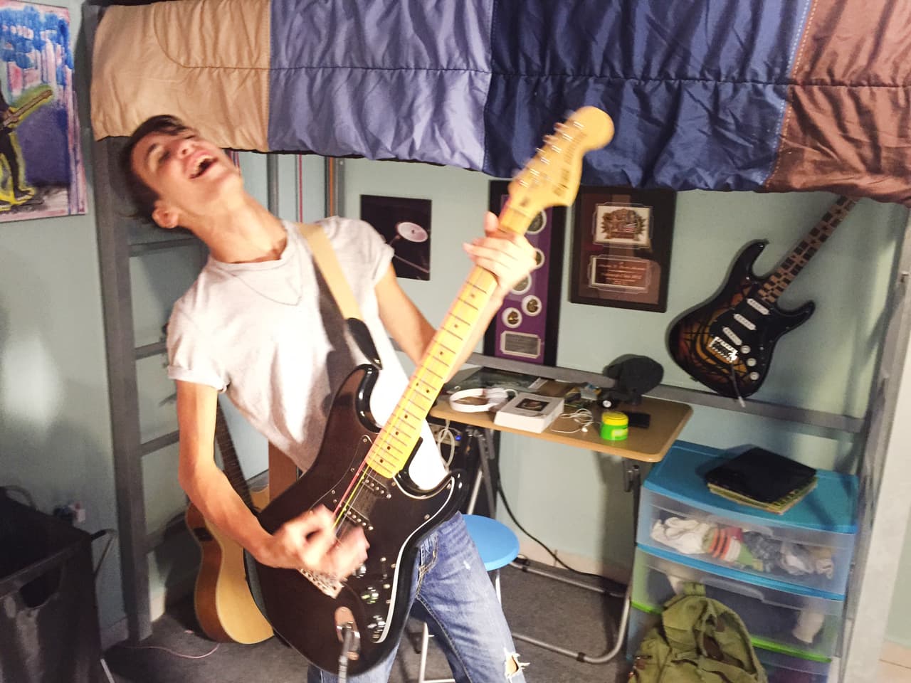 Sebastián Rivera ya no está en La Banda, pero eso no quiere decir que nos hayamos olvidado de él. Nos colamos en su casa y nos mostró su pasión por los instrumentos de cuerda.