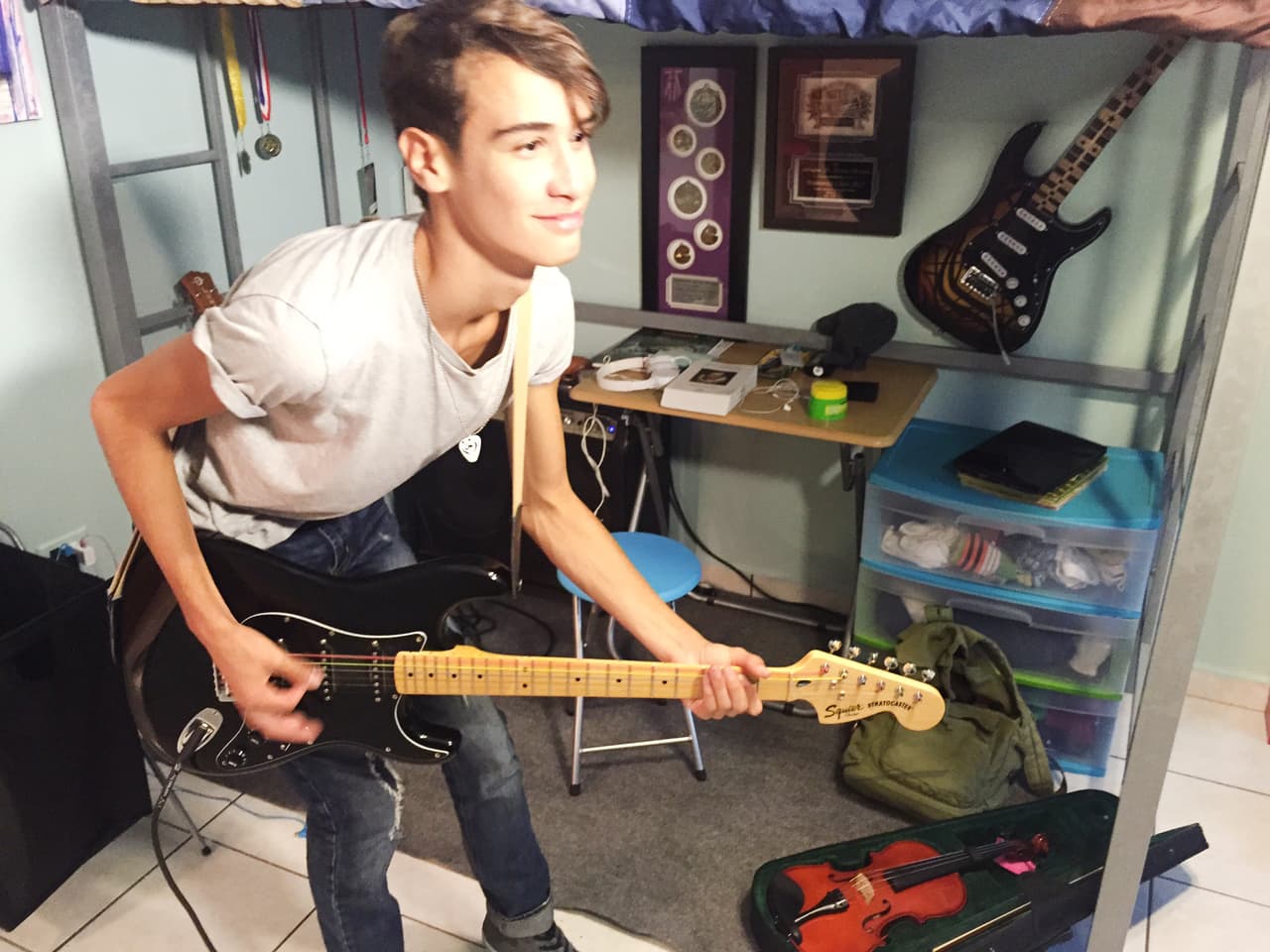 Sebastián Rivera ya no está en La Banda, pero eso no quiere decir que nos hayamos olvidado de él. Nos colamos en su casa y nos mostró su pasión por los instrumentos de cuerda.