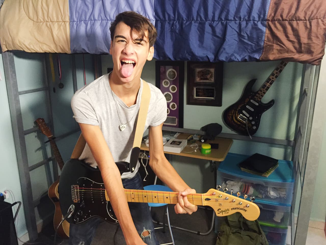 Sebastián Rivera ya no está en La Banda, pero eso no quiere decir que nos hayamos olvidado de él. Nos colamos en su casa y nos mostró su pasión por los instrumentos de cuerda.