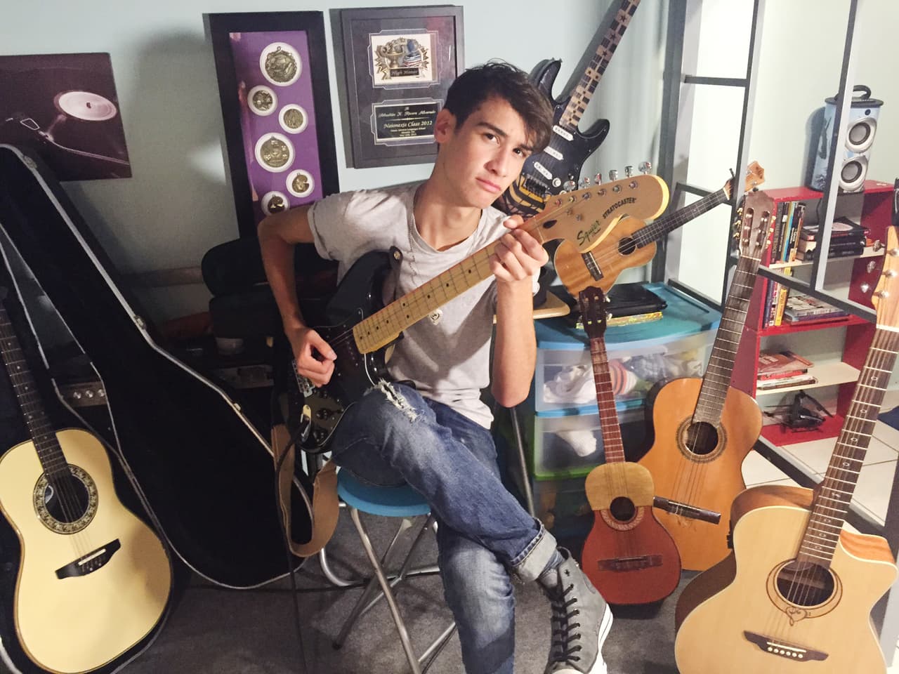 Sebastián Rivera ya no está en La Banda, pero eso no quiere decir que nos hayamos olvidado de él. Nos colamos en su casa y nos mostró su pasión por los instrumentos de cuerda.