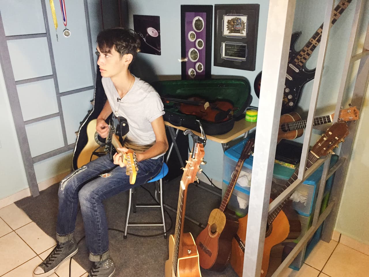 Sebastián Rivera ya no está en La Banda, pero eso no quiere decir que nos hayamos olvidado de él. Nos colamos en su casa y nos mostró su pasión por los instrumentos de cuerda.