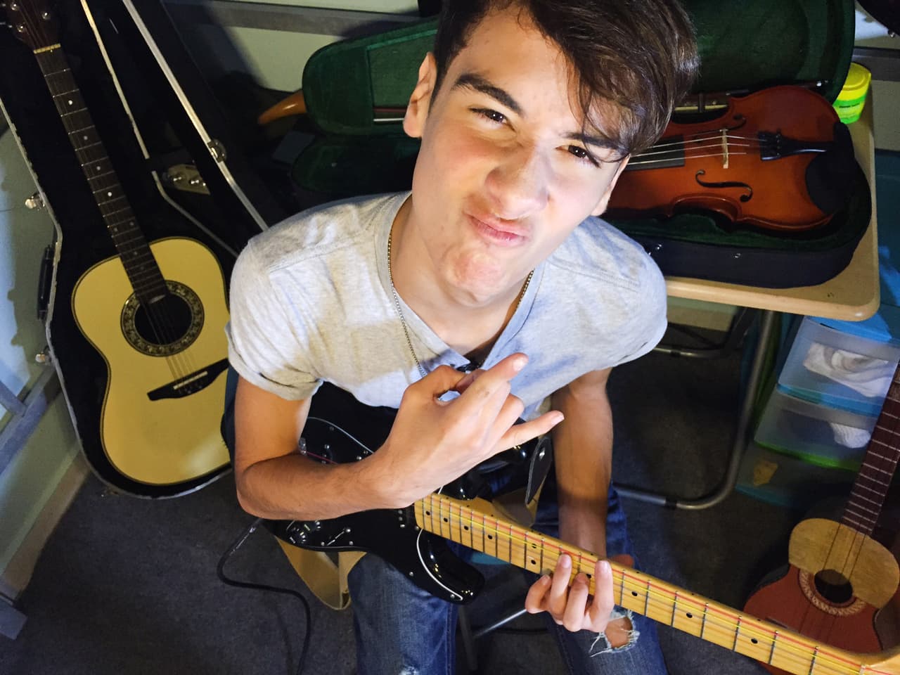 Sebastián Rivera ya no está en La Banda, pero eso no quiere decir que nos hayamos olvidado de él. Nos colamos en su casa y nos mostró su pasión por los instrumentos de cuerda.