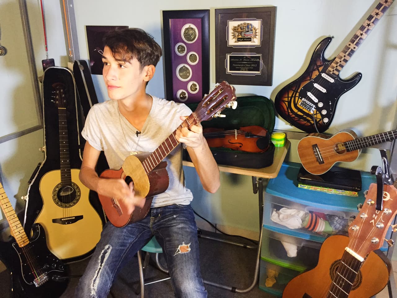 Sebastián Rivera ya no está en La Banda, pero eso no quiere decir que nos hayamos olvidado de él. Nos colamos en su casa y nos mostró su pasión por los instrumentos de cuerda.