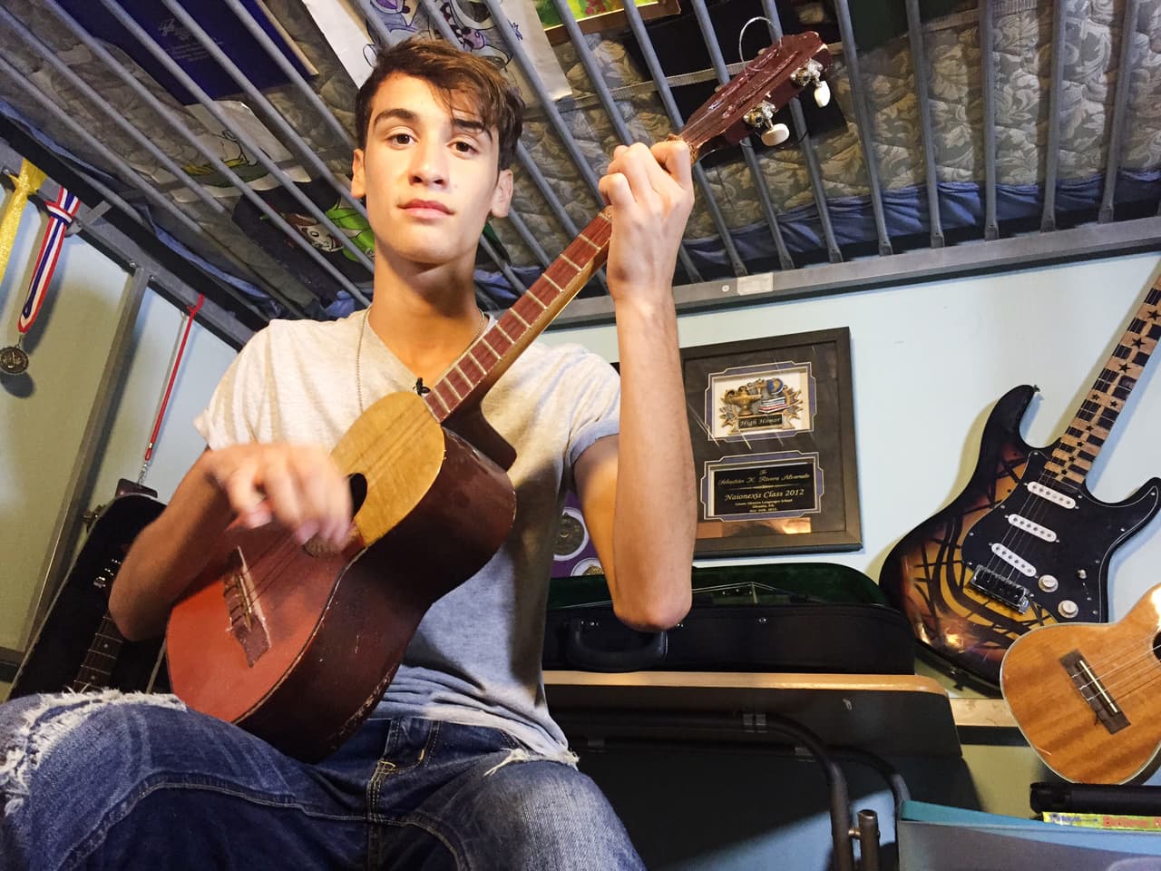 Sebastián Rivera ya no está en La Banda, pero eso no quiere decir que nos hayamos olvidado de él. Nos colamos en su casa y nos mostró su pasión por los instrumentos de cuerda.