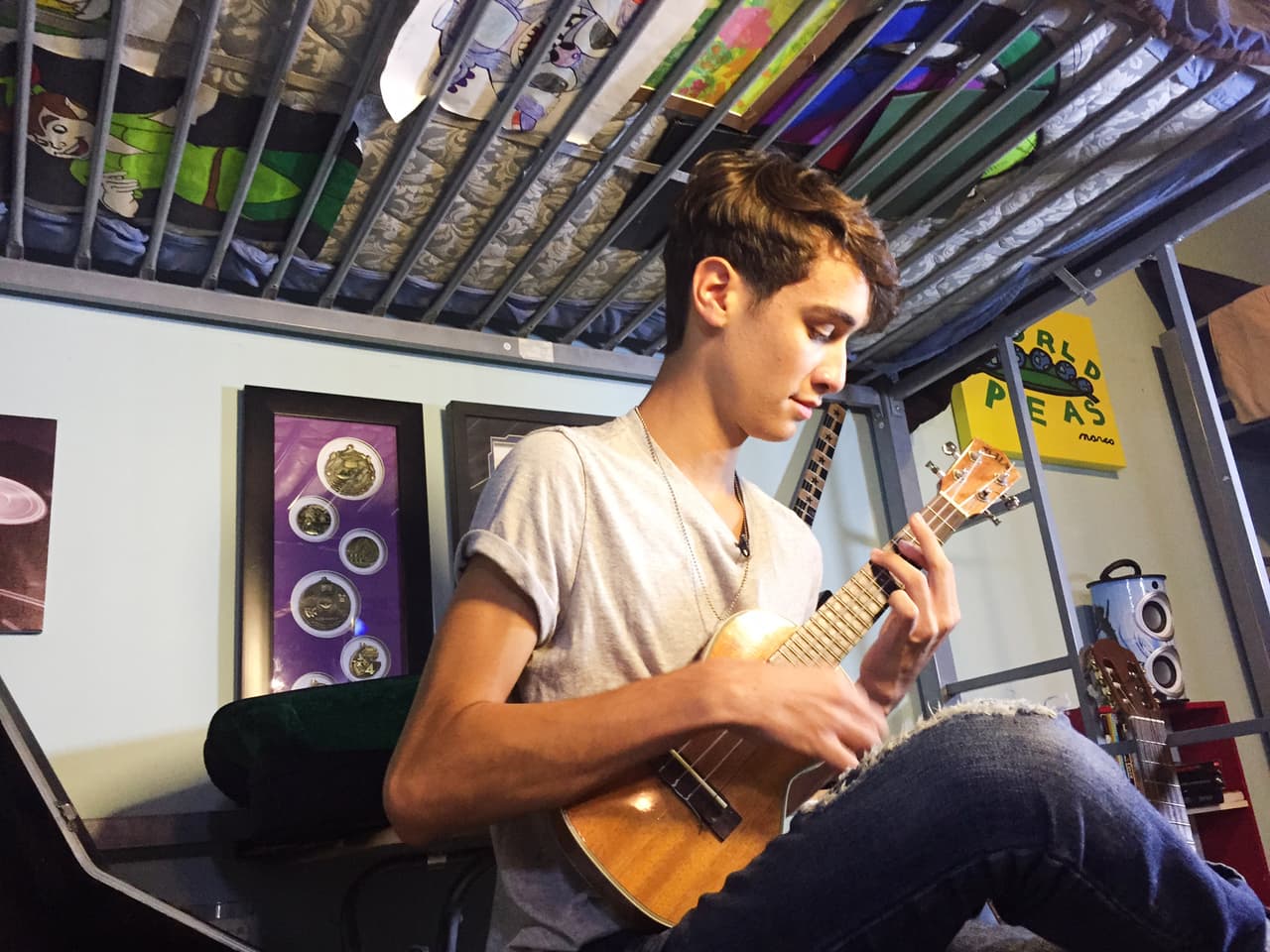 Sebastián Rivera ya no está en La Banda, pero eso no quiere decir que nos hayamos olvidado de él. Nos colamos en su casa y nos mostró su pasión por los instrumentos de cuerda.