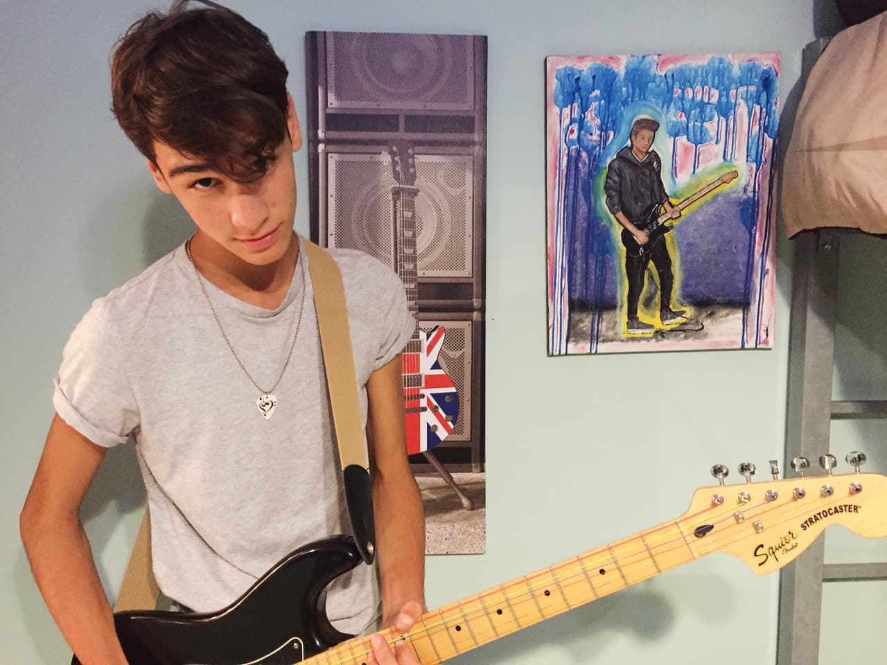 Sebastián Rivera ya no está en La Banda, pero eso no quiere decir que nos hayamos olvidado de él. Nos colamos en su casa y nos mostró su pasión por los instrumentos de cuerda.