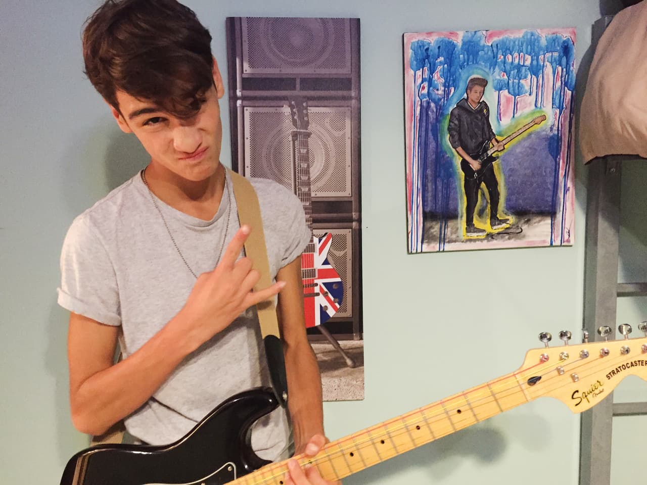 Sebastián Rivera ya no está en La Banda, pero eso no quiere decir que nos hayamos olvidado de él. Nos colamos en su casa y nos mostró su pasión por los instrumentos de cuerda.