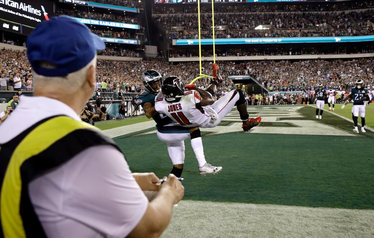 Matt Ryan guió sin tiempos fuera y poco tiempo en el reloj a sus Falcons a la 'zona roja', y con un pase a Julio Jones al end zone con 1 segundo, que fue incompleto, se definió el partido.