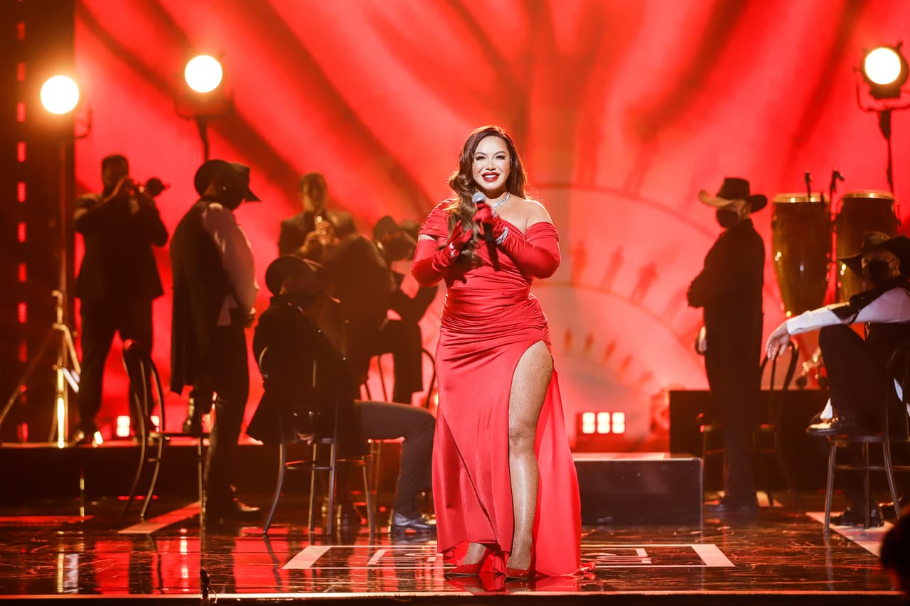 <b><a href="https://www.univision.com/shows/sal-y-pimienta/chiquis-cuenta-a-jomari-todo-sobre-su-look-en-ellas-y-su-musica-y-el-significado-de-cantar-jolene-video" target="_blank">Con este atuendo, la cantante quiso dar una imagen seductora</a></b> porque "la canción que canté es muy cachonda, muy sensual", le dijo a Jomary Goyso tras su presentación.