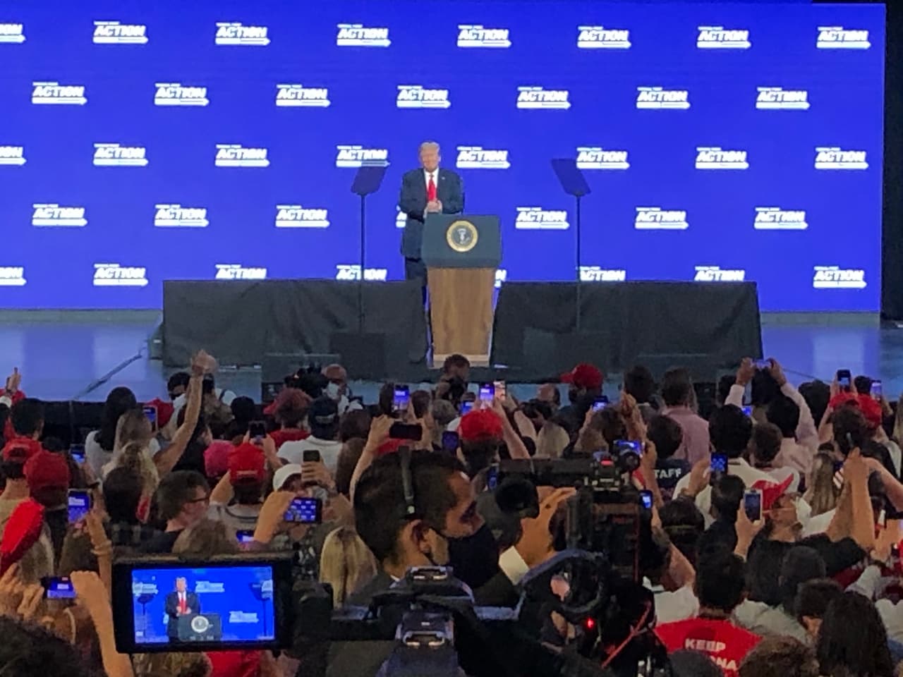 Aunque estemos en medio de la pandemia del coronavirus es un año electoral y el presidente Donald Trump lo dejó claro este martes cuando a pesar de que Arizona registra los números más algos de contagios asistió a un evento con cientos de personas, donde pocas se vieron con máscaras y no se conservó el distanciamiento social. Trump llegó con la intención de reenfocar su campaña de reelección después de meses de una pandemia, un aumento del desempleo y los disturbios civiles por la muerte de George Floyd.