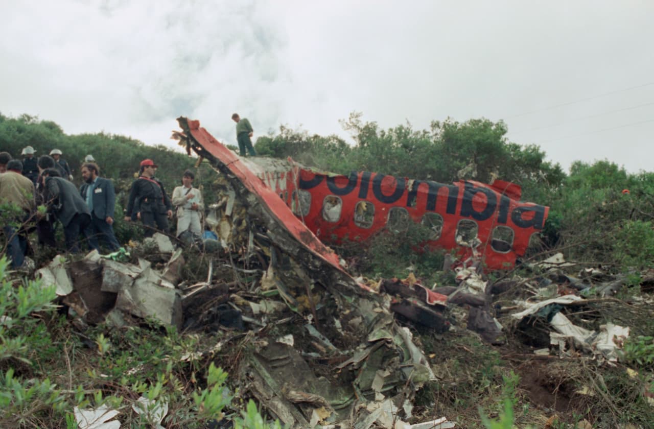 Los restos del avión de Avianca que explotó cuando recién despegaba del aeropuerto de Bogotá rumbo a Cali, al suroeste de Colombia, hace exactamente 30 años. La tragedia, en la que fallecieron 101 pasajeros, 6 tripulantes y tres personas en tierra por los escombros, es recordada como uno de los actos más crueles ejecutados por Pablo Escobar, el poderoso narcotraficante que había declarado la guerra al gobierno de su país un año antes.