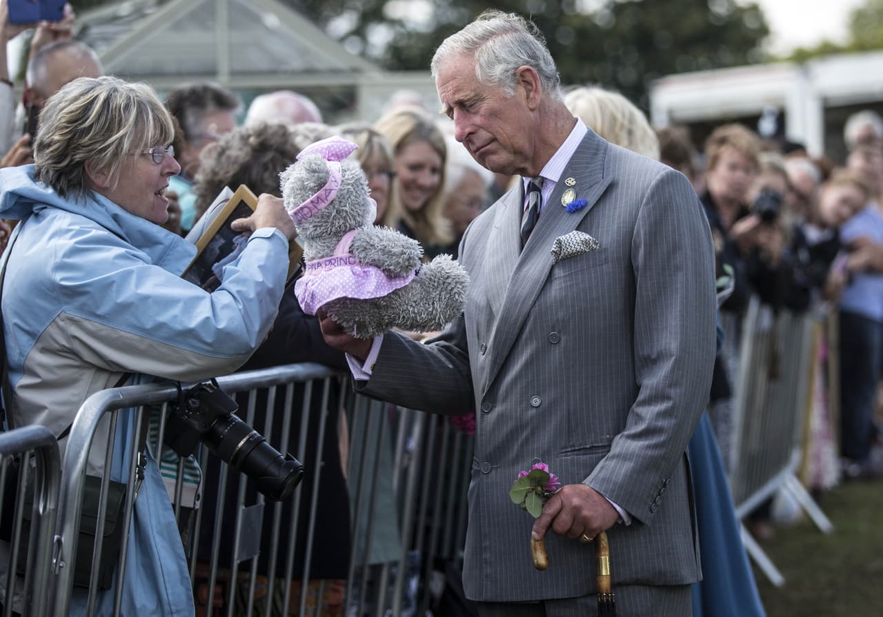 Los pequeños príncipes no fueron los únicos de la familia real a los que les llevó tiempo conocer a Archie. El padre de Harry, el
<b> <a href="https://www.univision.com/temas/principe-carlos-de-inglaterra" target="_blank">príncipe Carlos</a></b>
<a href="https://www.univision.com/temas/principe-carlos-de-inglaterra" target="_blank">, </a>tampoco pudo estar cerca de él a los pocos días de nacido, ya que a inicios de mayo estuvo en una gira oficial por Alemania.