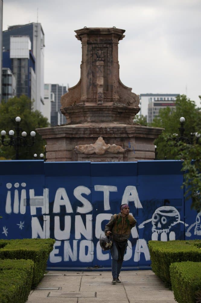 "¡Hasta nunca genocida!" se puede leer en un grafiti escrito en la barrera de metal temporal que protege el perímetro de la estatua de Colón removida por las autoridades el pasado fin de semana. En los últimos años, grupos izquierdistas e indígenas han pintado con aerosol la estatua cada 12 de octubre. El presidente
<a href="https://www.univision.com/temas/andres-manuel-lopez-obrador">Andrés Manuel López Obrador</a> dijo que fue solo una coincidencia el que haya sido removida justo antes del aniversario de la llegada de Colón a las Américas, conocido en el mundo de habla hispana como "Día de la Raza".
<br>