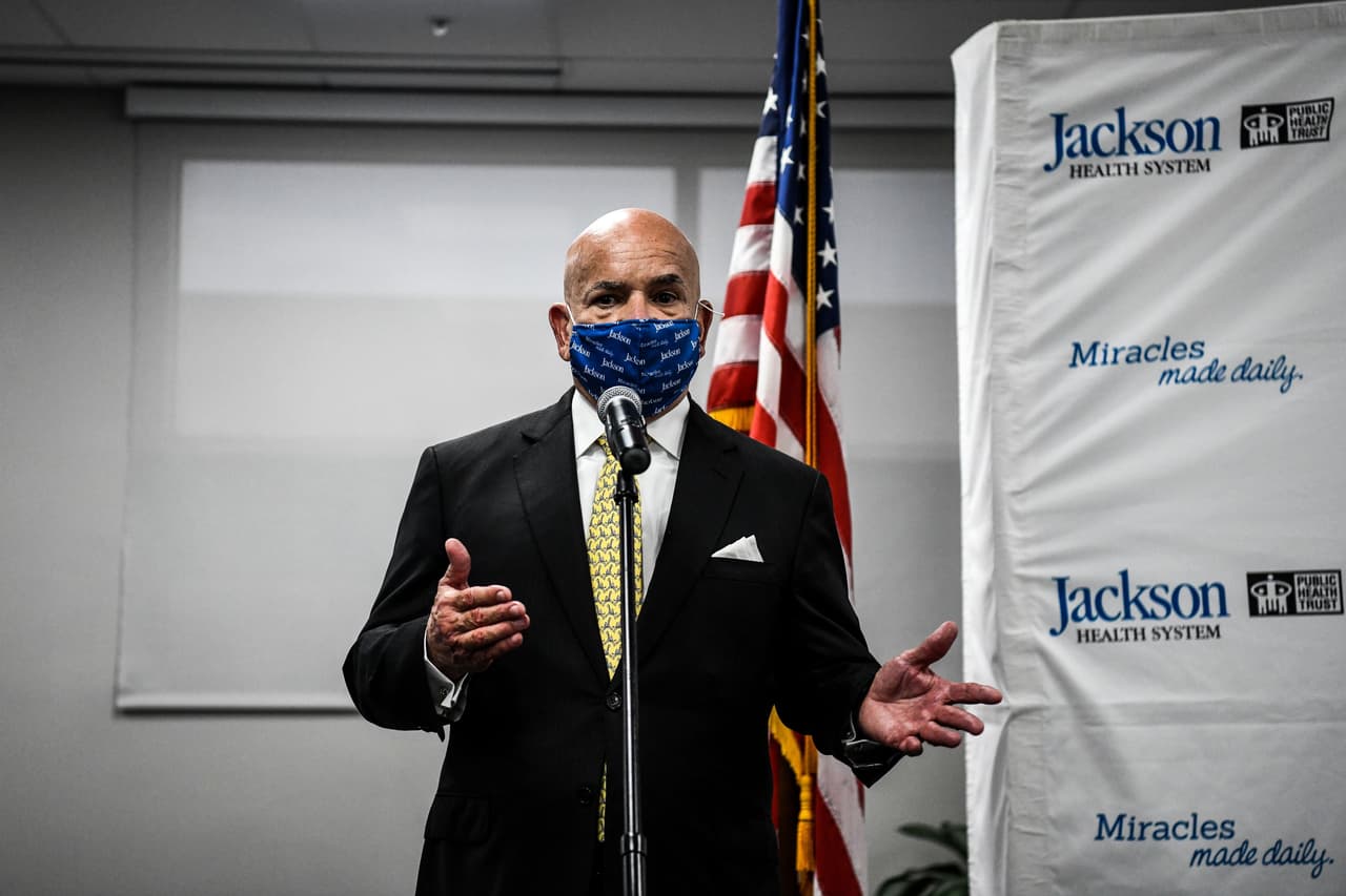 De acuerdo con el presidente de los Hospitales Jackson, Carlos Migoya, primero se enfocarán en pacientes de 55 años y mayores que residan en Miami-Dade y hayan sido pacientes del Jackson el último año.
<br>