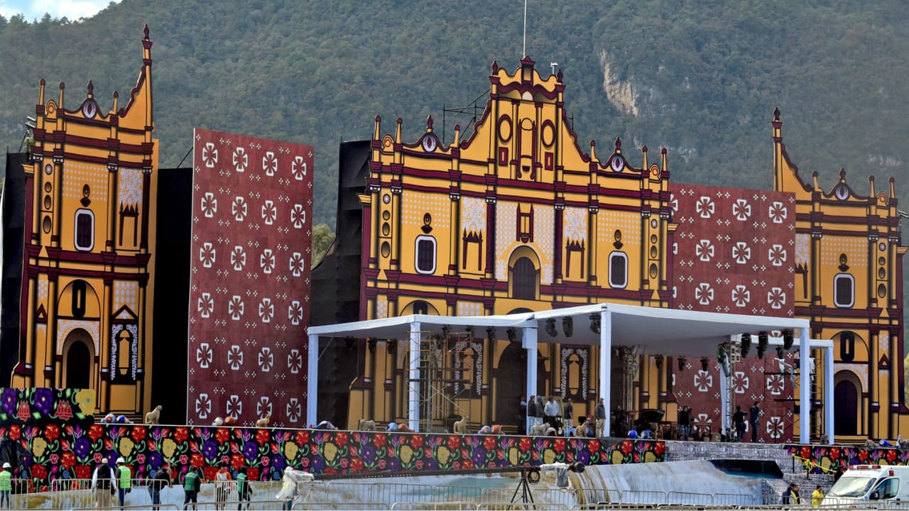 En el Centro Deportivo Municipal se instaló una sacristía réplica de la fachada de la Catedral que contenía elementos representativos de Chiapas.