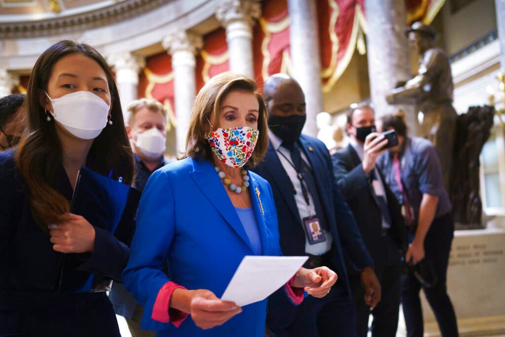 Desacuerdo entre demócratas obliga a posponer la votación del megaplan de infraestructura