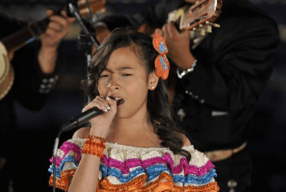 Magaby representó a su equipo, Los Rebeldes, en el reto de canto; tenía 10 años cuando llegó a la Ciudad de México desde Coahuila.