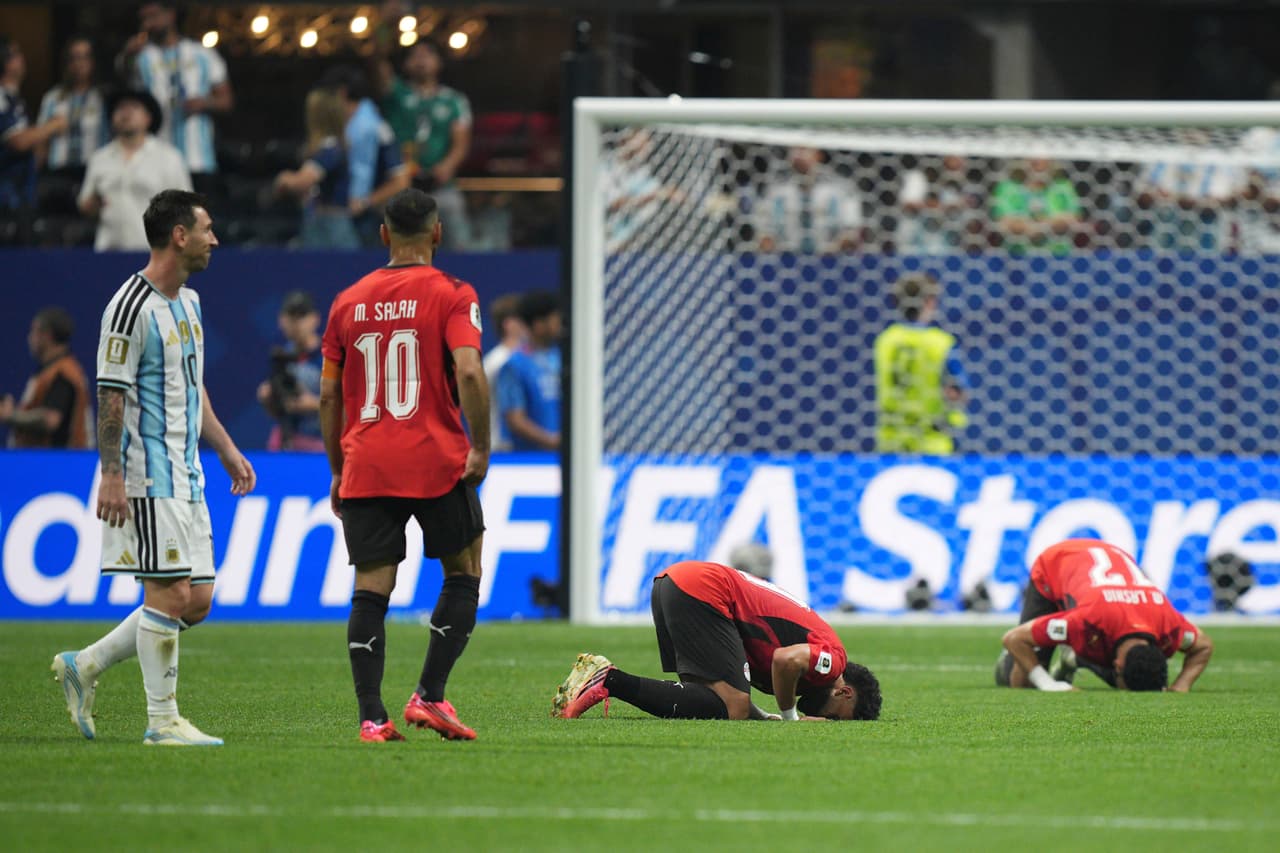 Mohamed Salah (10) de Egipto y Lionel Messi (10) de Argentina reaccionan tras el primer tiempo del partido de octavos de final de la Copa Mundial entre Argentina y Egipto en Atlanta, el martes 7 de julio de 2026.