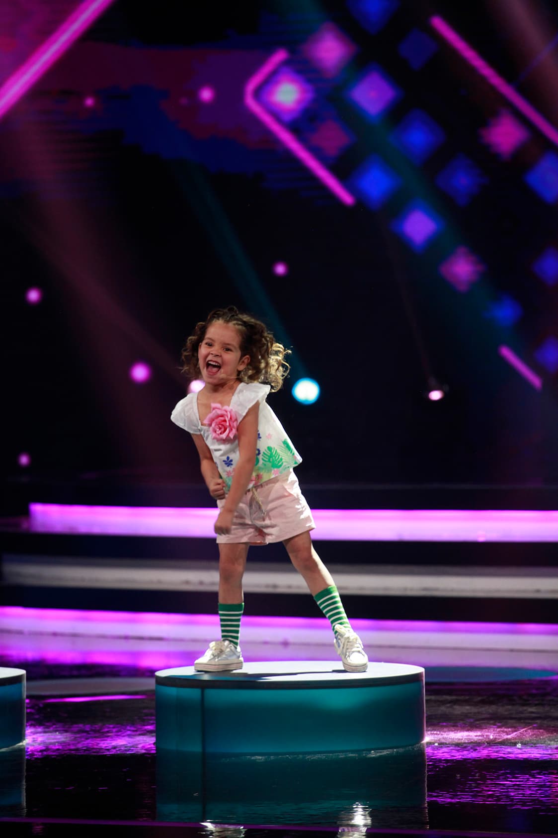 Aunque no era reggaeton ni 'La Jenni' la niña mostró que también es buena cuando de bailar se trata.