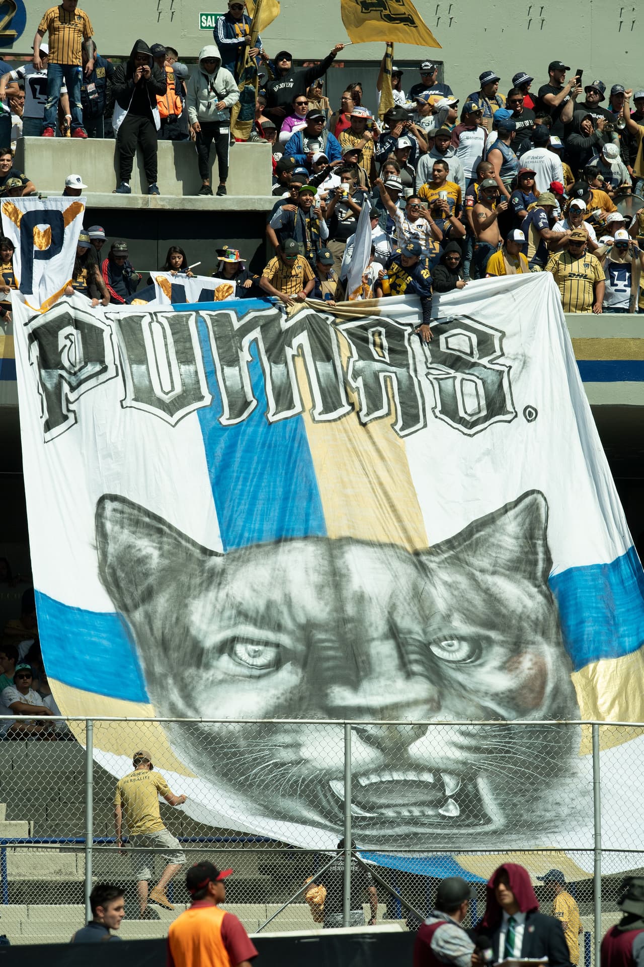 Los hinchas de Pumas UNAM demostraron su localía contra América en las tribunas con una bandera gigante en el estadio Olímpico Universitario en la Jornada 7 del Clausura 2017 de la Liga MX.