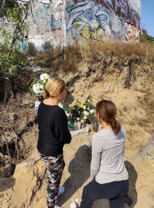 Bertha Ocaña, hermana del actor, fue quien publicó las fotos de su madre a un costado del lugar en donde Octavio Ocaña habría impactado la camioneta tras haberse disparado en la cabeza de manera accidental, según la fiscalía.
<br>