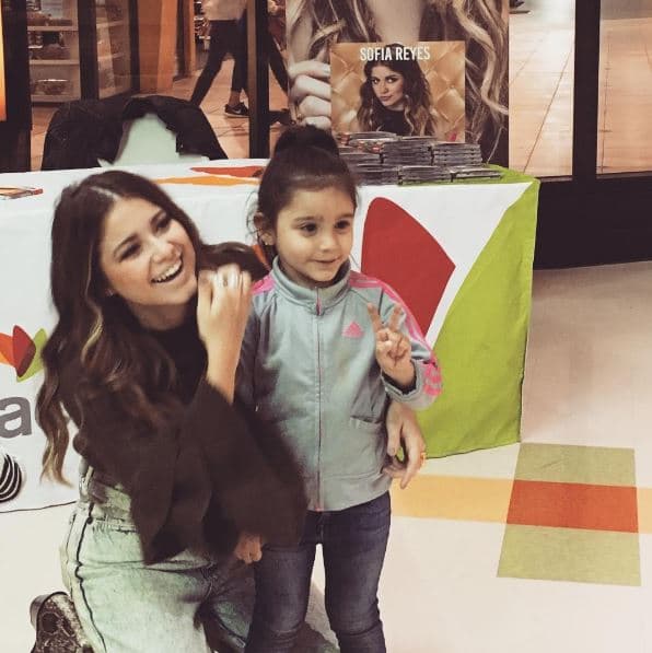 Sofía Reyes muy contenta en una firma de autógrafos de su más reciente álbum ‘Louder’ en Phoenix.