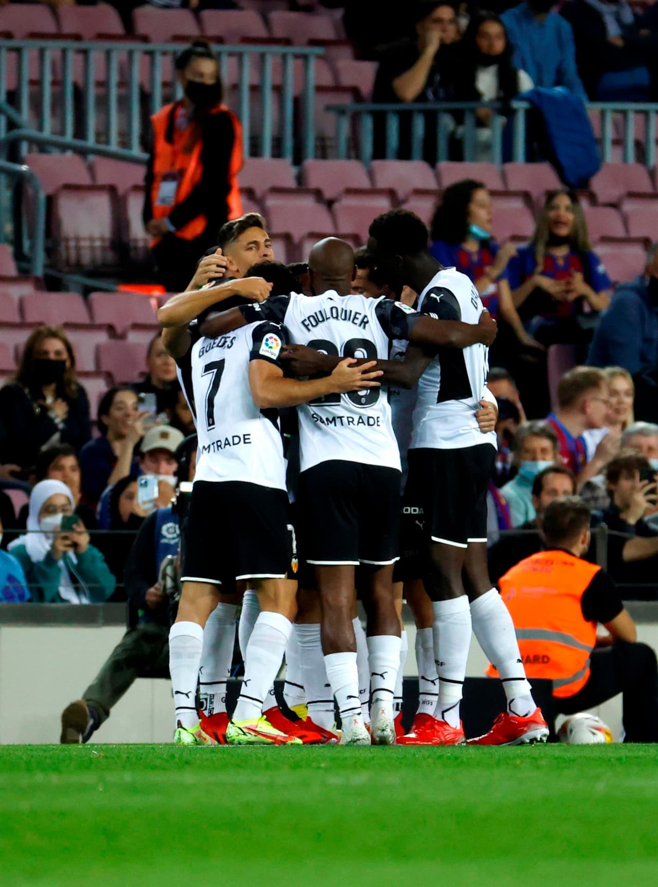 El Barcelona se lleva el triunfo sobre el Valencia con marcador 3-1, durante la novena jornada en La Liga. José Luis Gayá ponía arriba a los 'Chés' al minuto 5', pero Ansu Fati (13'), Memphis Depay con un penalti (41') y Philippe Coutinho (85') le dieron la victoria al equipo dirigido por Koeman.