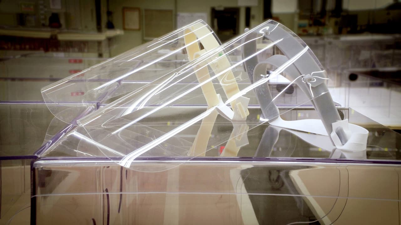 Trabajadores de General Motors producen protectores faciales utilizando impresión 3D en el GM Tech Center en Warren, Michigan.