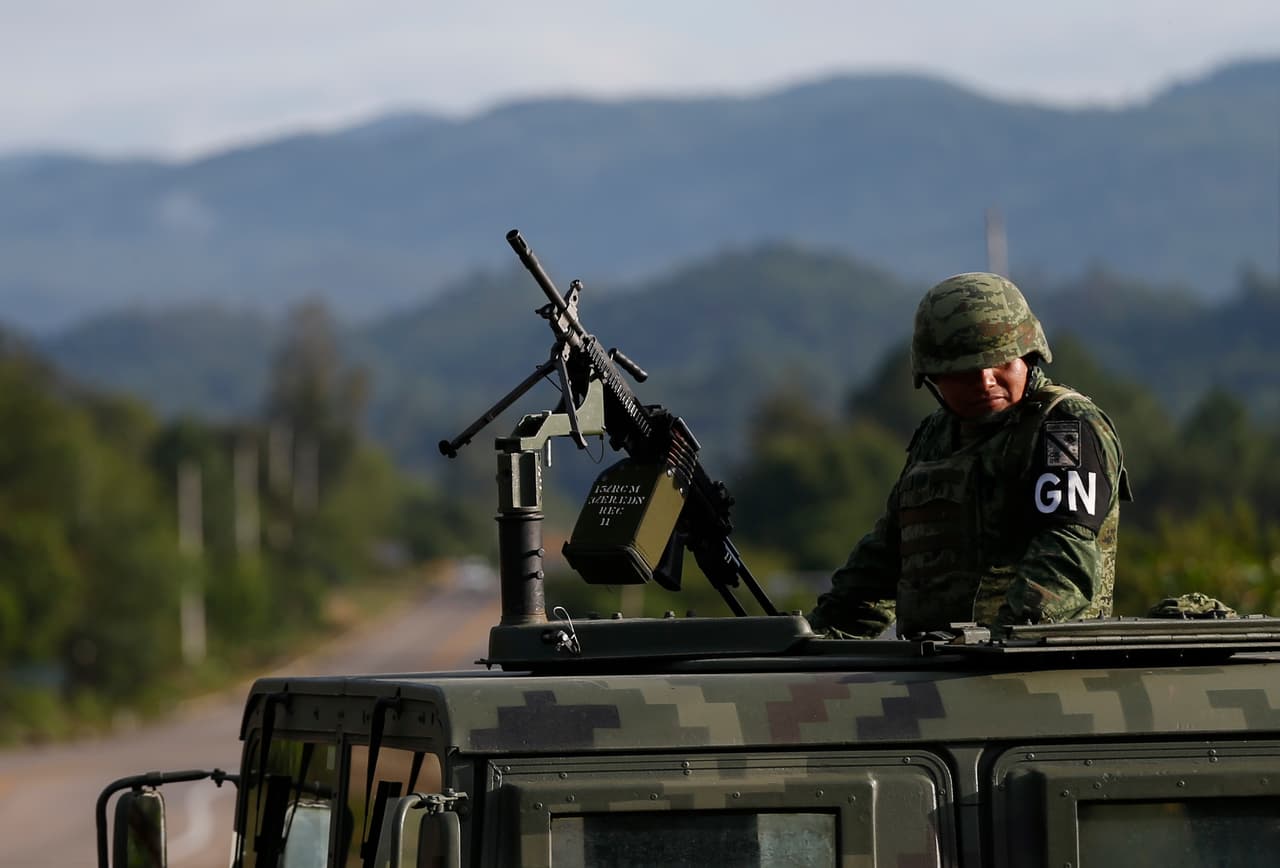 Un soldado de la nueva Guardia Nacional mexicana en un puesto de control de inmigración al norte de Comitán, estado de Chiapas, México. Compuesto por militares, marinos y policías federales, el recién creado cuerpo de seguridad fue impulsado por el presidente de México, Andrés López Obrador, con el objetivo de combatir la violencia criminal en el país.
<a href="https://www.univision.com/noticias/america-latina/en-que-consiste-el-plan-de-mexico-para-bajar-en-45-dias-la-cifra-de-migrantes-que-llegan-a-su-frontera-con-eeuu">Su primera tarea será contener el flujo de migrantes centroamericanos</a>
<b> </b>que buscan llegar a EEUU.