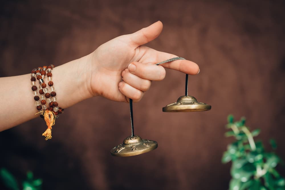 Pues bien, con el té verde, con el perdón de todas esas ofensas que deben ser perdonadas, con el olvido, con el rojo, con la alegría, y con todo esto que se está produciendo, y si tienes una campana tibetana, la tocas a las doce de la noche.